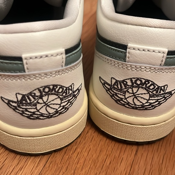 Nike Air Jordan 1 Low - Picture 6 of 9